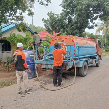 KEKERINGAN AIR BERSIH BPBD KAB. BANJAR MENGIRIM BANTUAN AIR BERSIH UNTUK WARGA DESA GUNUNG ULIIN